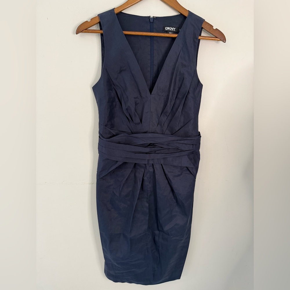 DKNY sleeveless navy blue midi dress V neck pleated cinching affect zip back 4